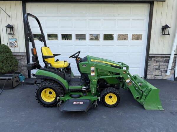 2016 John Deere 1025R Tractor Loader Mower