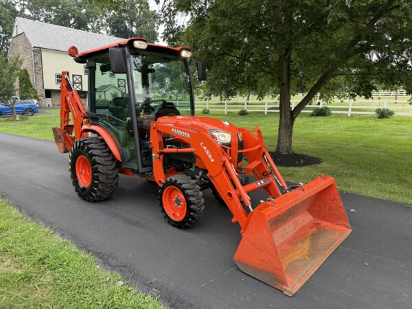 2018 Kubota B2650 Tractor Loader Backhoe Factory Cab - Image 6