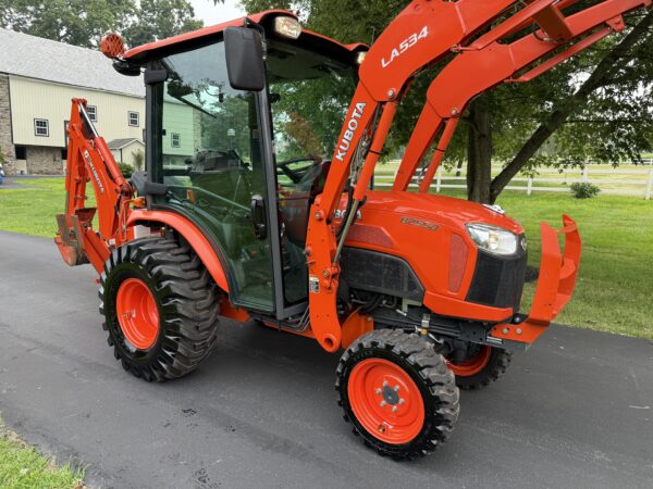 2018 Kubota B2650 Tractor Loader Backhoe Factory Cab - Image 12