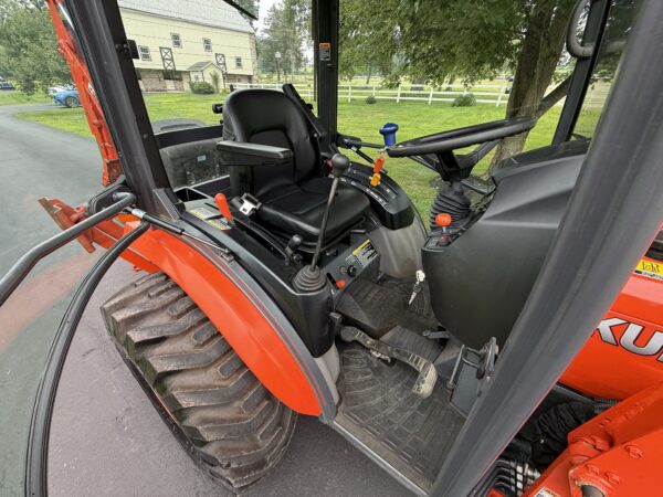 2018 Kubota B2650 Tractor Loader Backhoe Factory Cab - Image 17