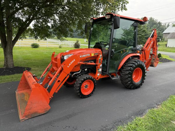 2018 Kubota B2650 Tractor Loader Backhoe Factory Cab - Image 21