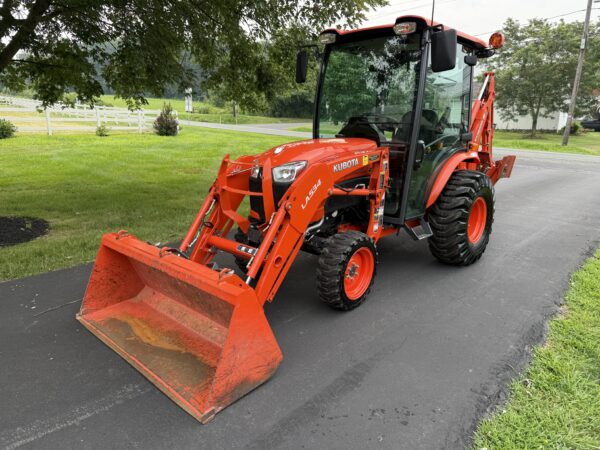 2018 Kubota B2650 Tractor Loader Backhoe Factory Cab - Image 22