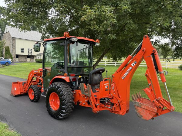 2018 Kubota B2650 Tractor Loader Backhoe Factory Cab - Image 24