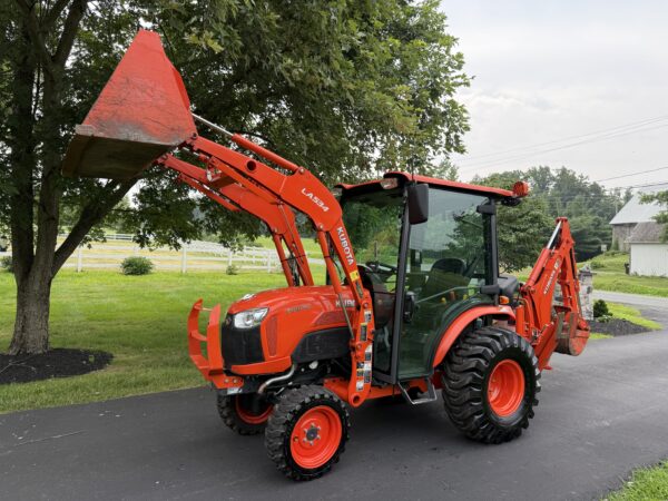 2018 Kubota B2650 Tractor Loader Backhoe Factory Cab - Image 30