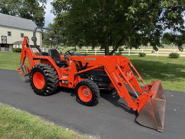 2010 Kubota L3700SU Tractor Loader Backhoe - Image 3