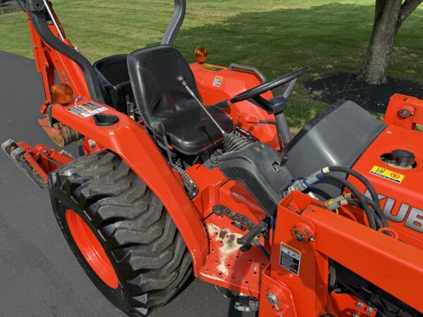 2010 Kubota L3700SU Tractor Loader Backhoe - Image 9