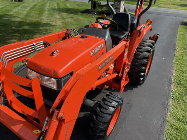 2010 Kubota L3700SU Tractor Loader Backhoe - Image 23