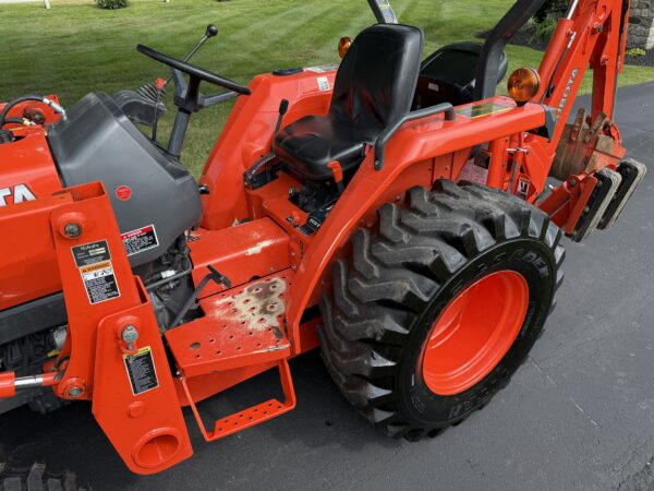 2010 Kubota L3700SU Tractor Loader Backhoe - Image 27