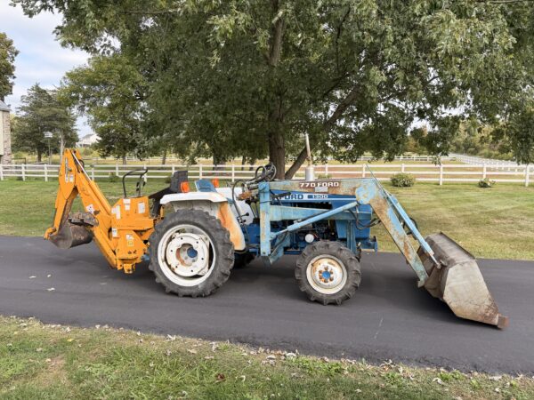1981 Ford 1300 Tractor Loader Backhoe - Image 2