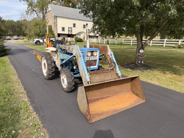 1981 Ford 1300 Tractor Loader Backhoe - Image 4
