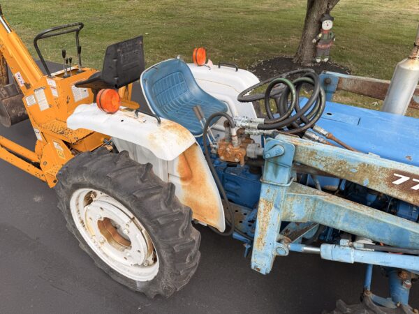 1981 Ford 1300 Tractor Loader Backhoe - Image 9