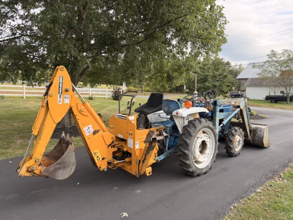 1981 Ford 1300 Tractor Loader Backhoe - Image 10
