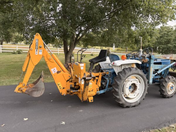 1981 Ford 1300 Tractor Loader Backhoe - Image 11