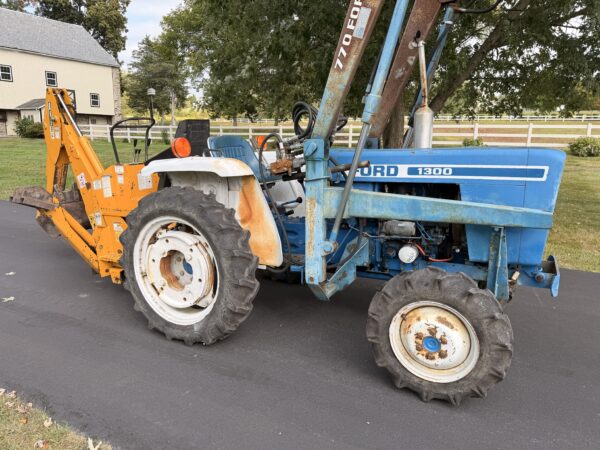 1981 Ford 1300 Tractor Loader Backhoe - Image 13