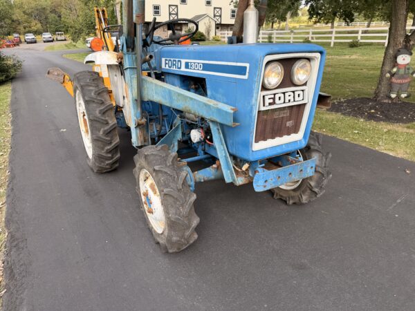 1981 Ford 1300 Tractor Loader Backhoe - Image 14