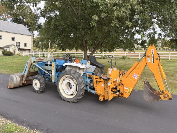 1981 Ford 1300 Tractor Loader Backhoe - Image 20