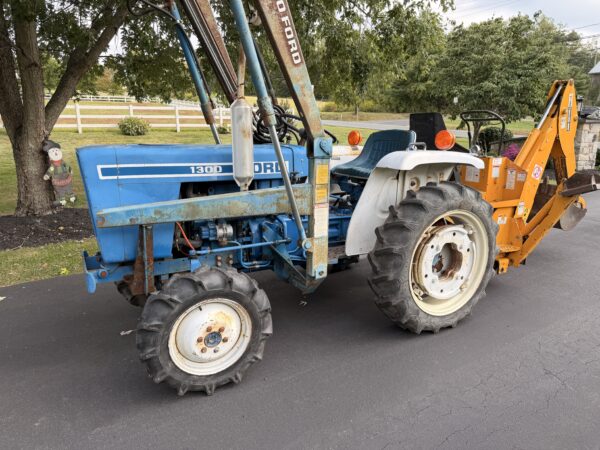 1981 Ford 1300 Tractor Loader Backhoe - Image 24
