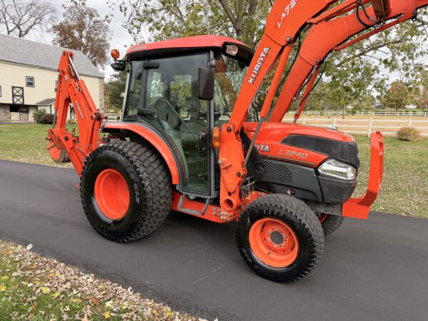 2011 Kubota Grand L3240 Tractor Loader Backhoe - Image 17