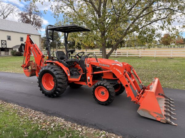 2012 Kubota B3300 Tractor Loader Backhoe - Image 3