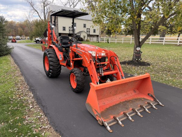 2012 Kubota B3300 Tractor Loader Backhoe - Image 4