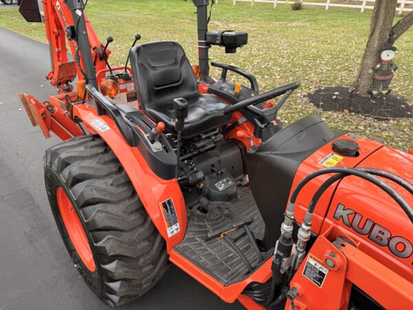 2012 Kubota B3300 Tractor Loader Backhoe - Image 9