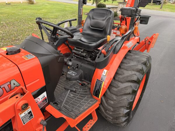 2012 Kubota B3300 Tractor Loader Backhoe - Image 22