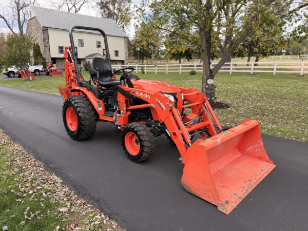 2021 Kubota B2601 Tractor Loader Backhoe - Image 4