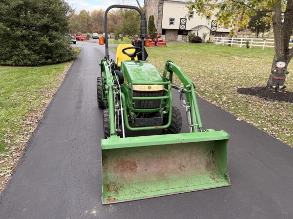 2009 John Deere 2305 Tractor Loader - Image 4