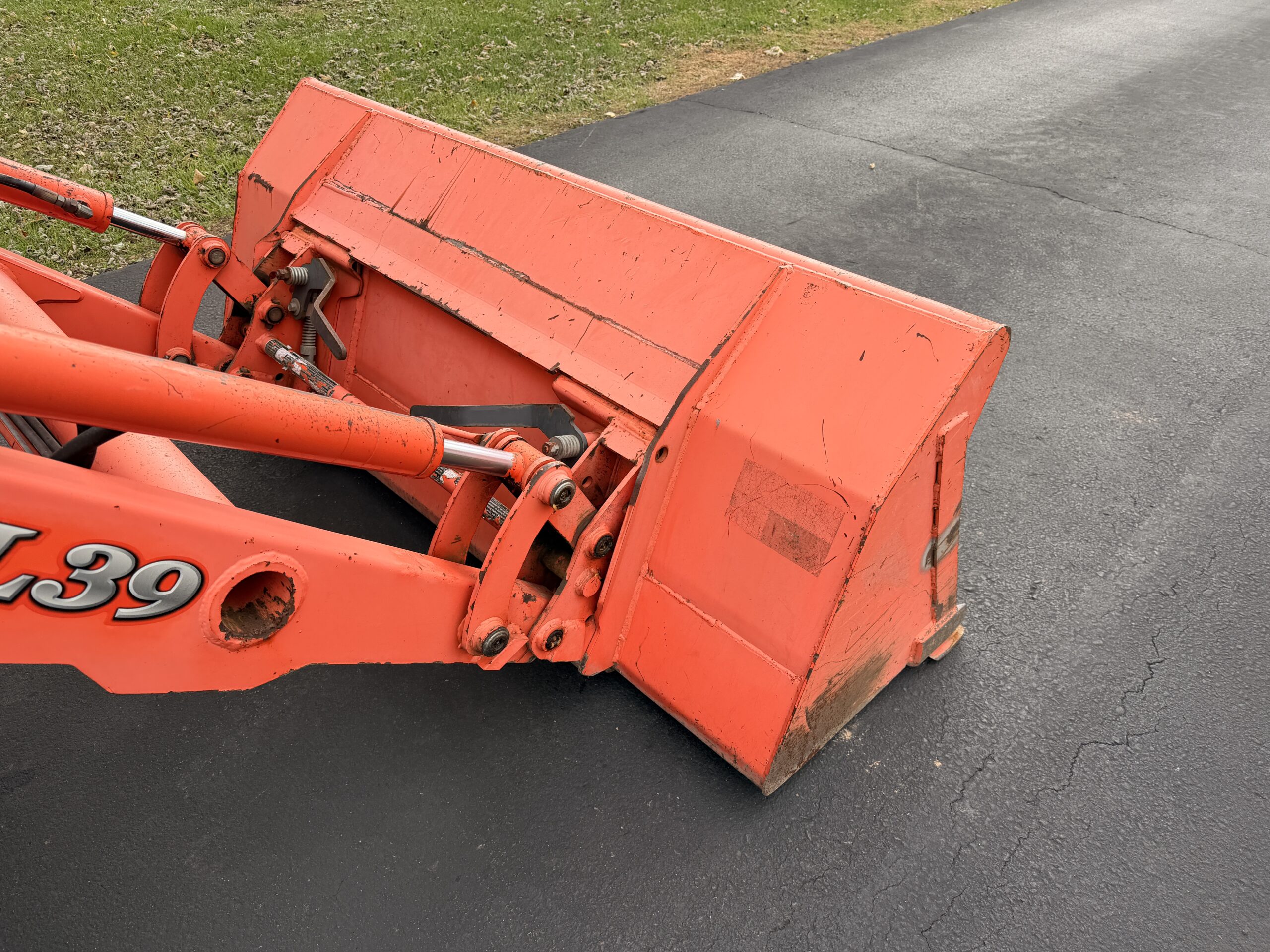 2008 Kubota L39 Tractor Loader Backhoe - Image 11