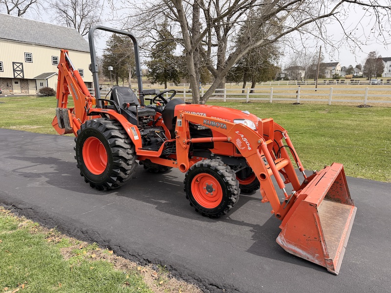 2013 Kubota B3300 Tractor Loader Backhoe - Image 3