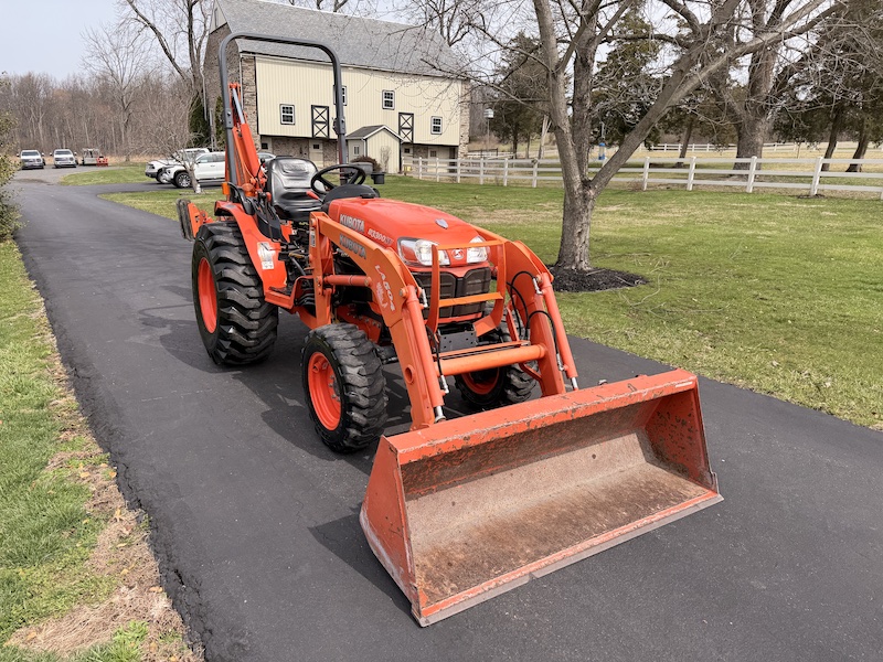 2013 Kubota B3300 Tractor Loader Backhoe - Image 4