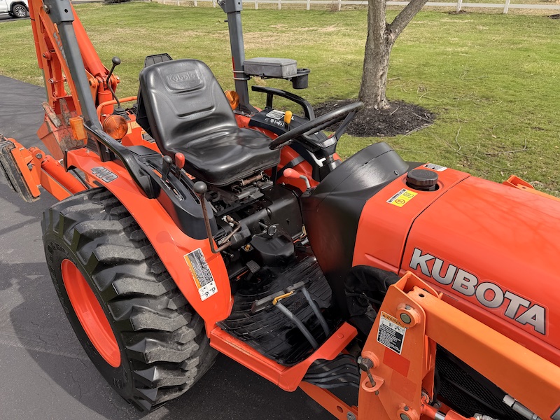 2013 Kubota B3300 Tractor Loader Backhoe - Image 9