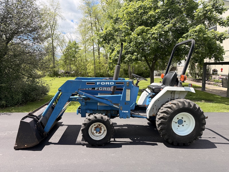 1989 Ford 1320 Tractor Loader - Image 2