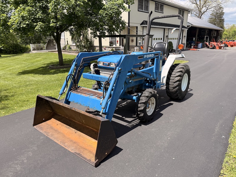 1989 Ford 1320 Tractor Loader - Image 3