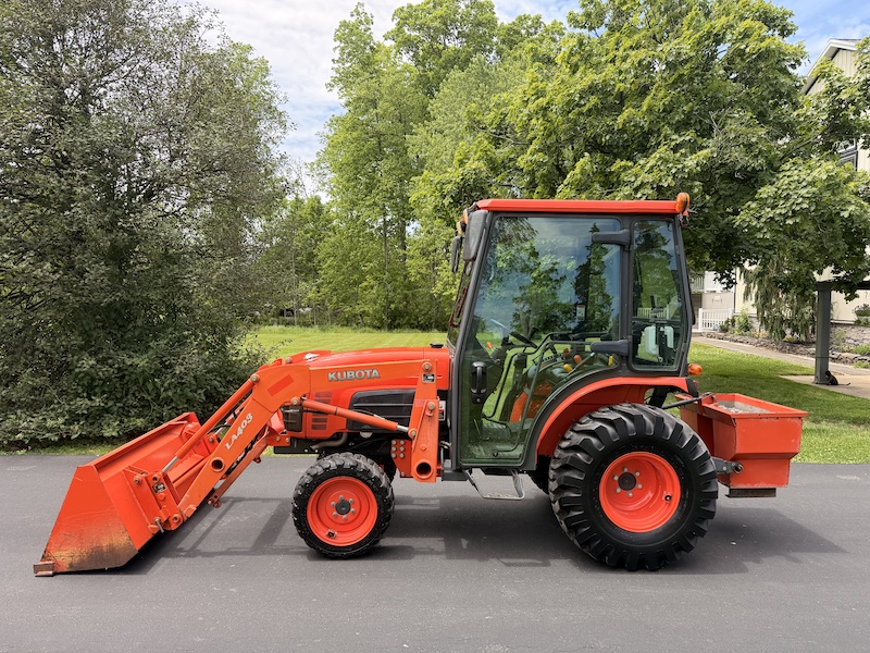 2012 Kubota B3000 Tractor Loader Cab - Image 2