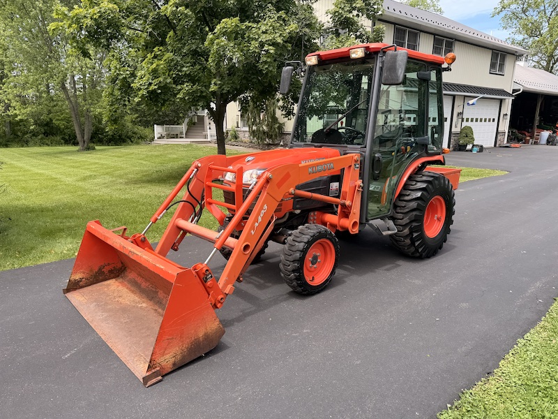 2012 Kubota B3000 Tractor Loader Cab - Image 3
