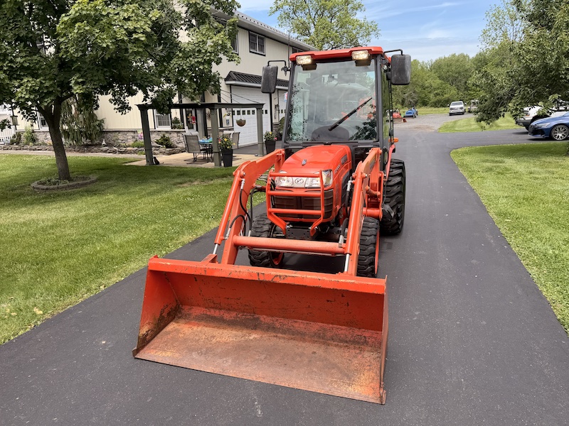 2012 Kubota B3000 Tractor Loader Cab - Image 4