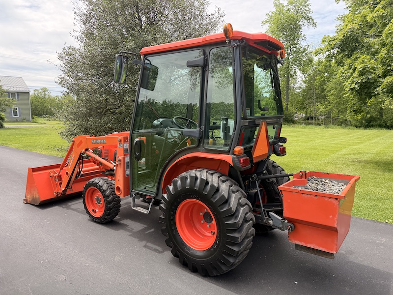 2012 Kubota B3000 Tractor Loader Cab - Image 10