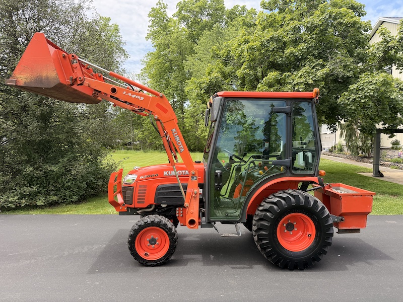 2012 Kubota B3000 Tractor Loader Cab - Image 12