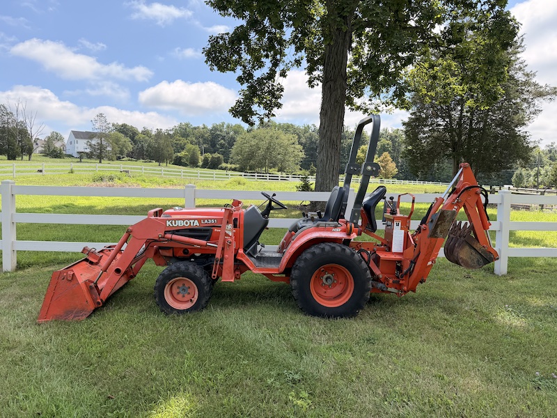 1999 Kubota B2400 Tractor Loader Backhoe - Image 2
