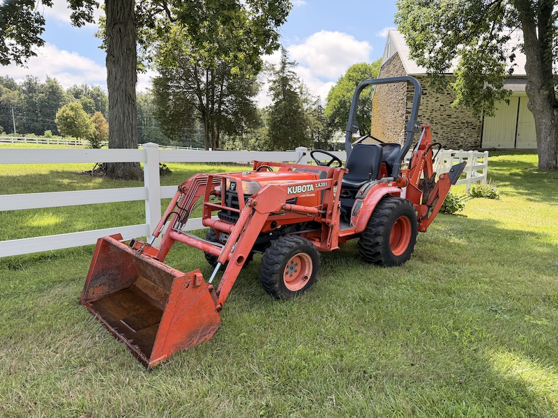 1999 Kubota B2400 Tractor Loader Backhoe - Image 3