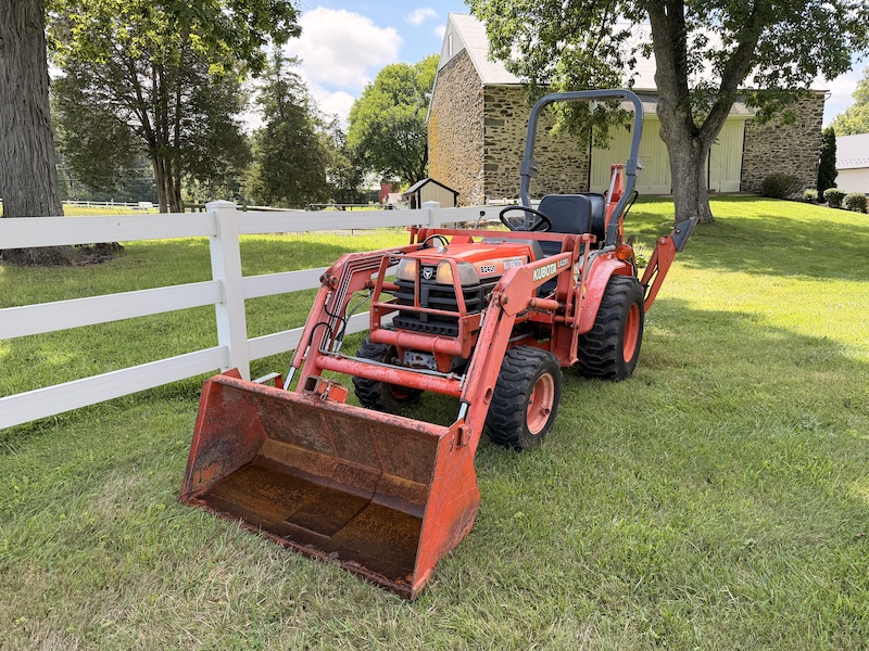 1999 Kubota B2400 Tractor Loader Backhoe - Image 4