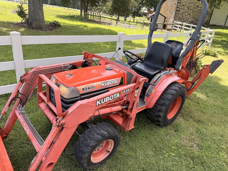 1999 Kubota B2400 Tractor Loader Backhoe - Image 6