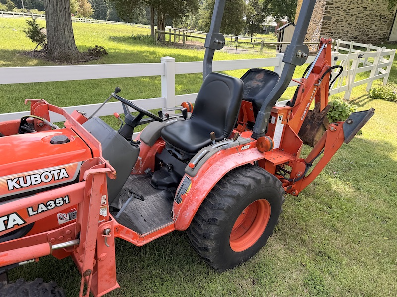 1999 Kubota B2400 Tractor Loader Backhoe - Image 7
