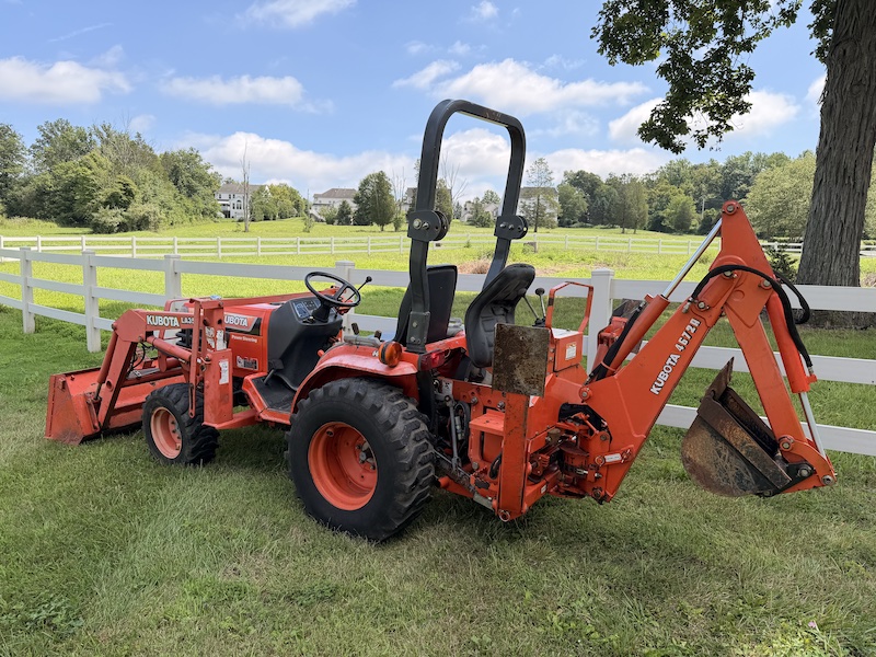 1999 Kubota B2400 Tractor Loader Backhoe - Image 8