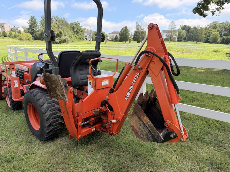 1999 Kubota B2400 Tractor Loader Backhoe - Image 9