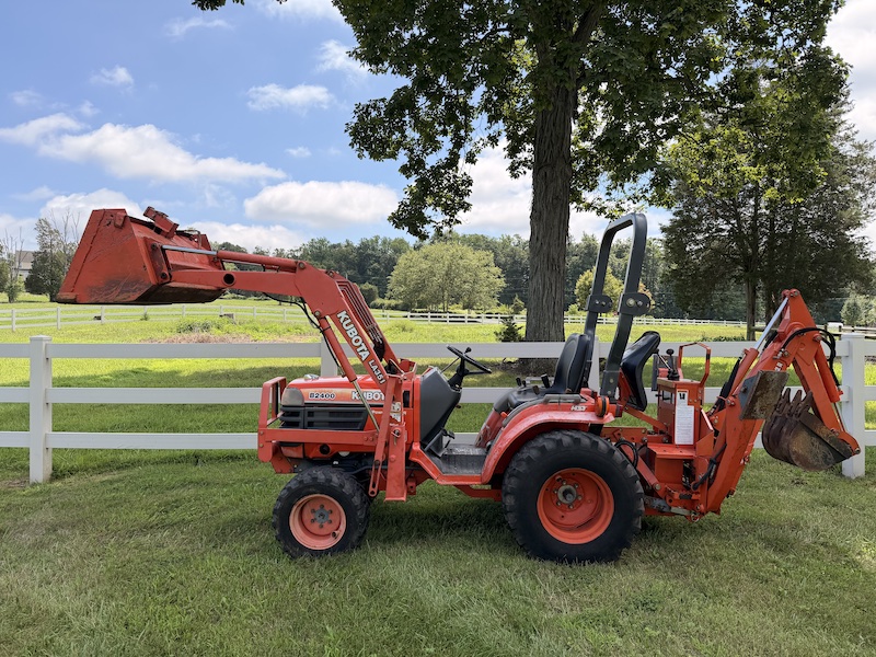 1999 Kubota B2400 Tractor Loader Backhoe - Image 10