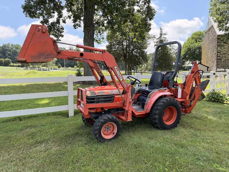 1999 Kubota B2400 Tractor Loader Backhoe - Image 11