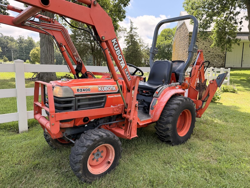 1999 Kubota B2400 Tractor Loader Backhoe - Image 12