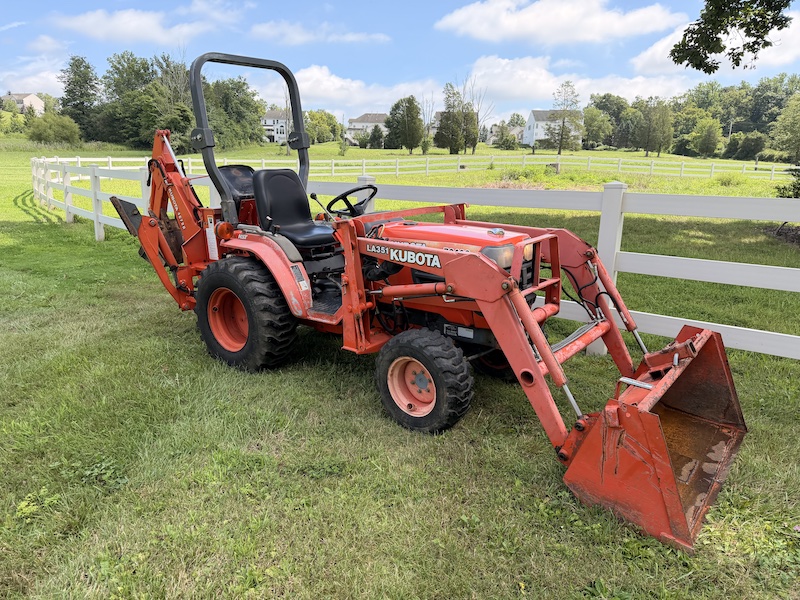 1999 Kubota B2400 Tractor Loader Backhoe - Image 14